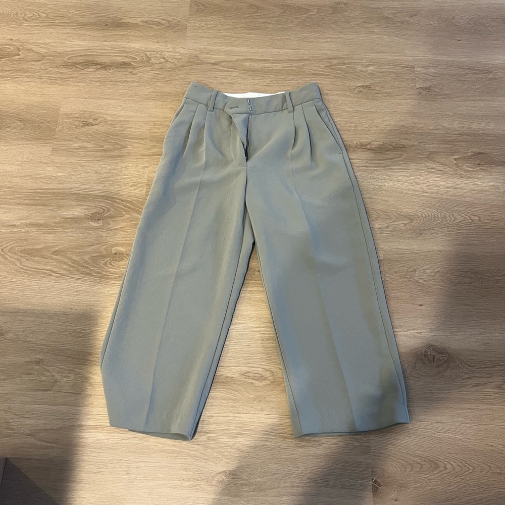 High-Waisted Pleated Trousers - Light Gray